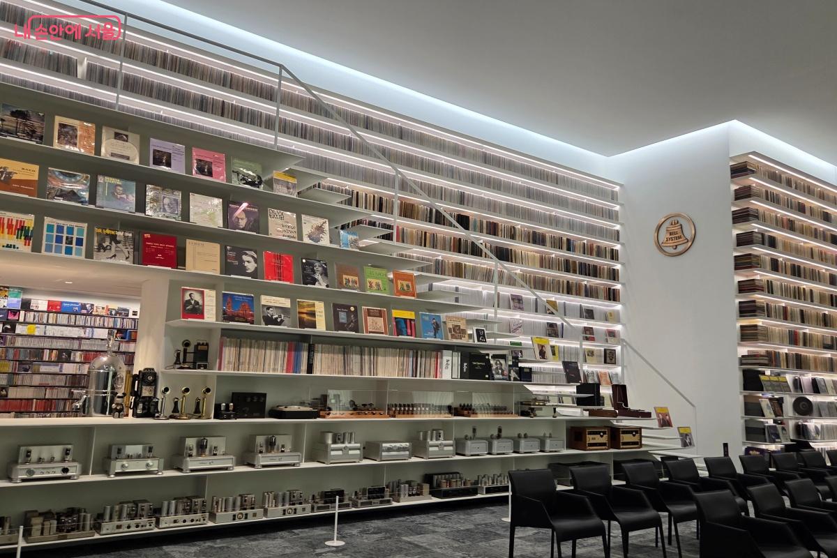 벽면을 가득 채운 수만 장의 LP 컬렉션 &copy;김미선