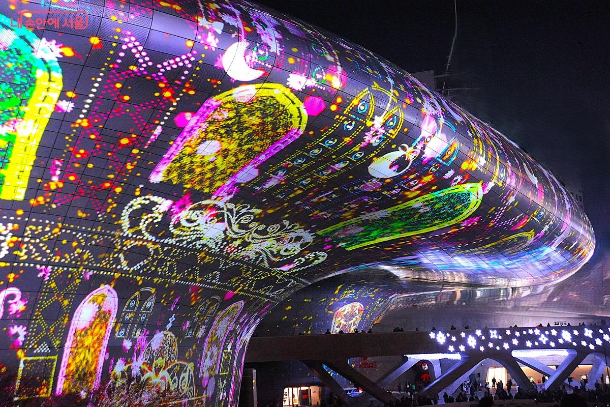 &lsquo;DDP 루미나리에&rsquo;는 미래로 다리와 연결되는 화려한 작품이다. &copy;조수봉