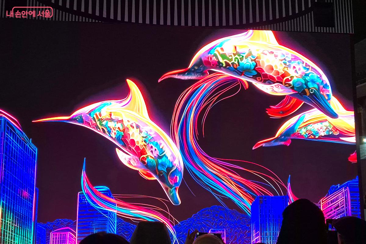 가로 10미터, 세로 6미터의 LED월과 6미터의 바닥 LED로 구성된 입체적인 디지털 무대에서 다양한 작품들이 상영된다. &copy;이혜숙