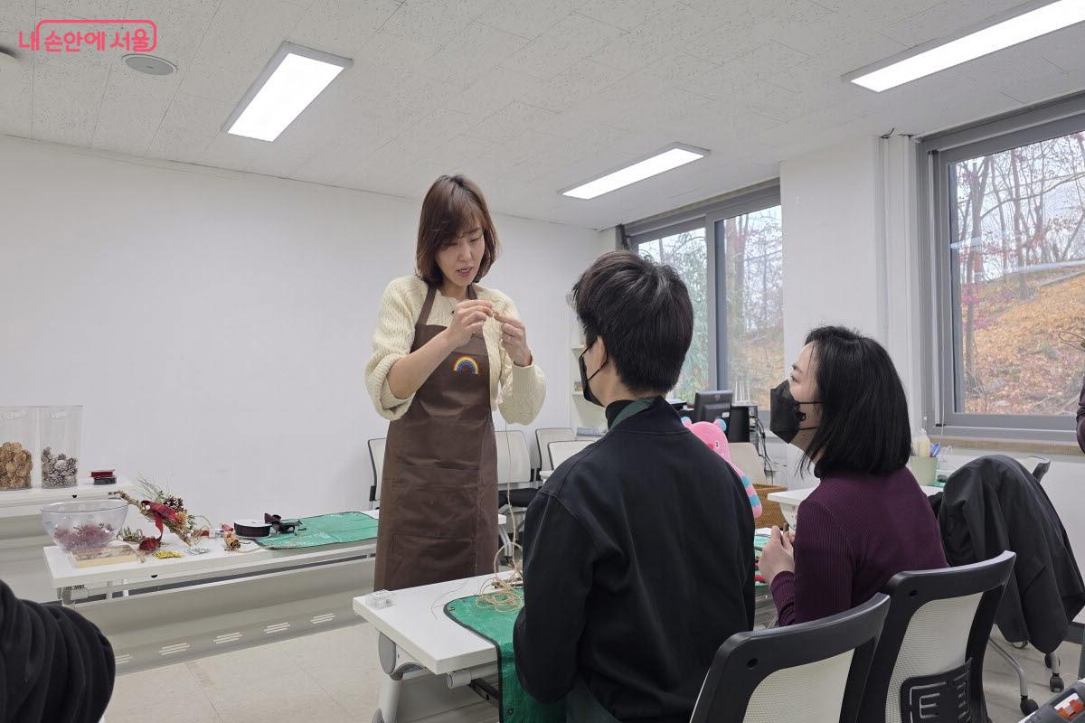 참가자들이 집중해서 설명을 듣고 있다. ⓒ이선미