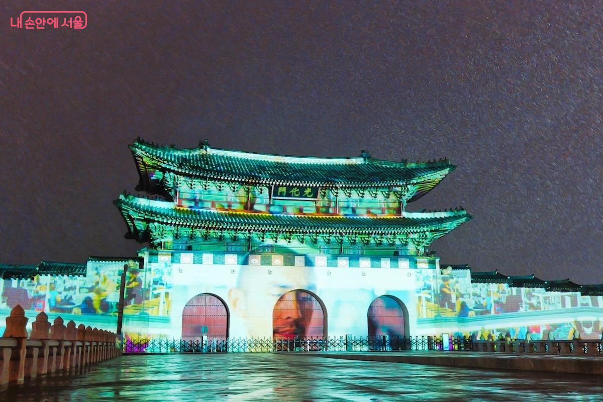 광화문을 캔버스 삼아 펼쳐지는 미디어 파사드 쇼.