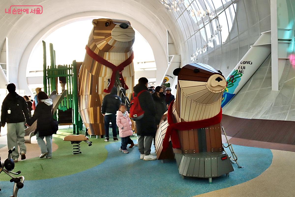 귀여운 수달 인형과 조형물이 가득한 <수달놀이터> 
