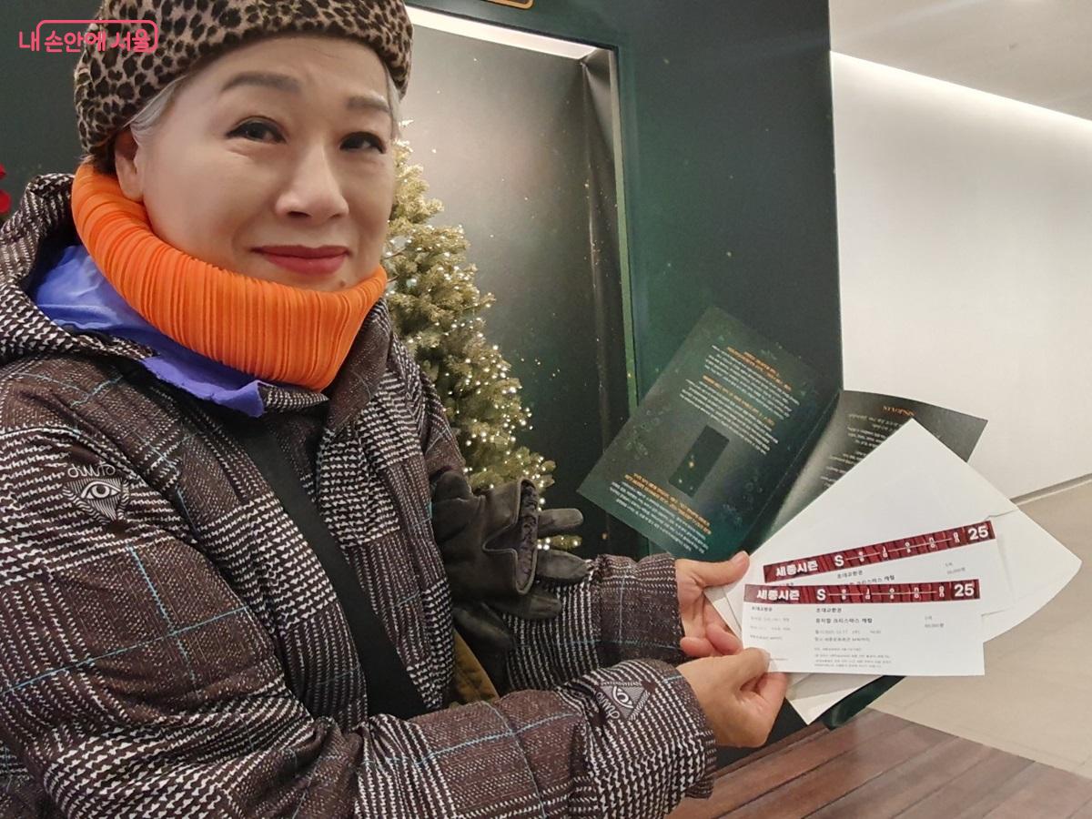 추첨 이벤트에 당첨되어 연말 큰 선물을 받은 것 같다고 기뻐하는 시민 ©엄윤주