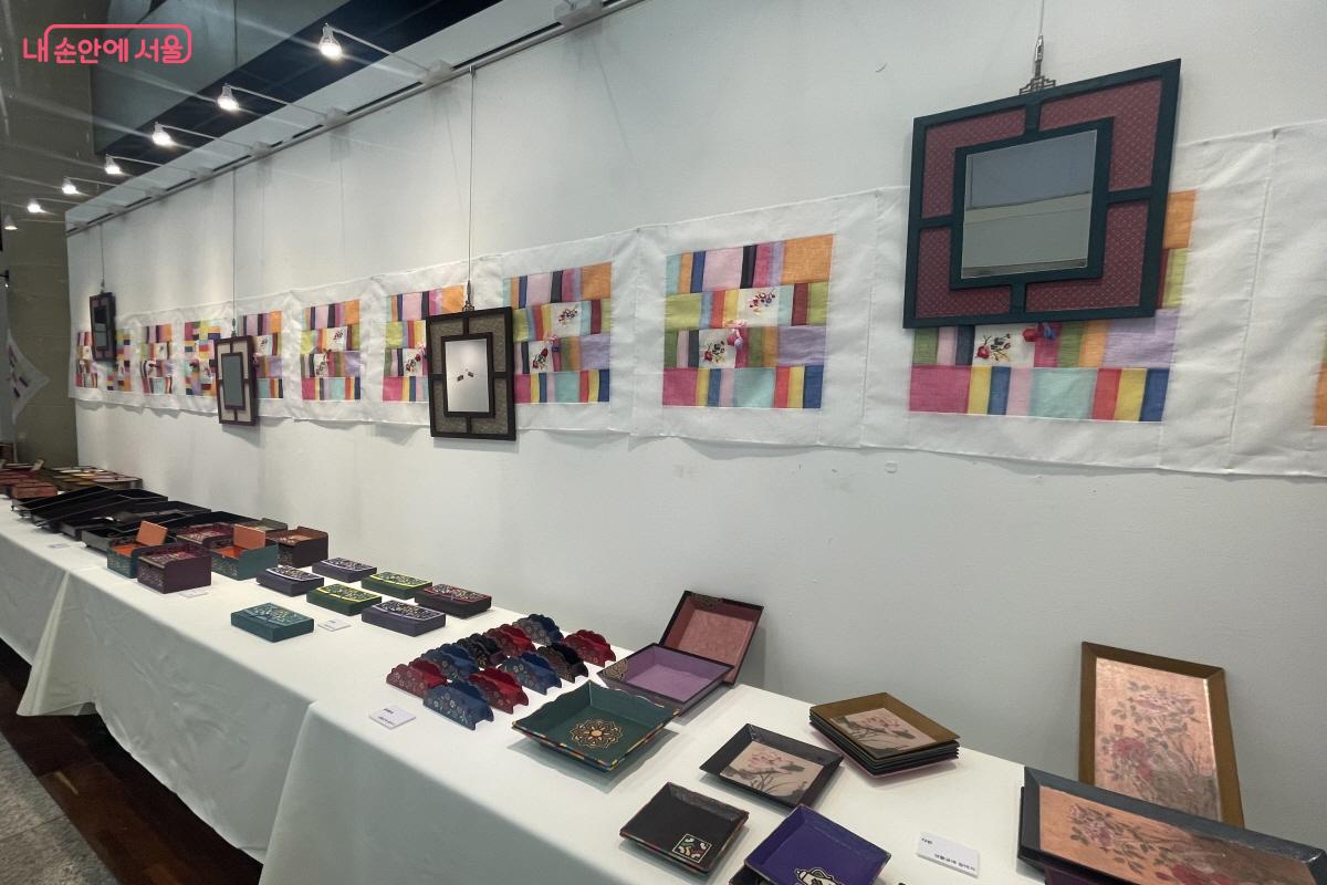 선물용으로 좋은 꽃명함집과 비단벽거울 등이 눈에 띈다. ©이정민