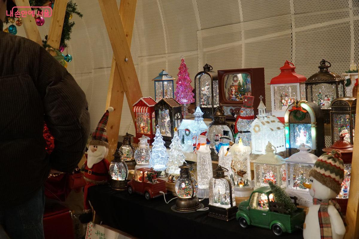 크리스마스 용품을 팔고 있다. &copy;홍혜수