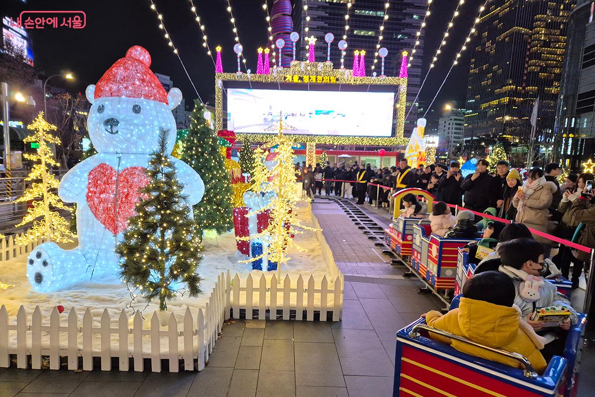 청계광장를 한 바퀴 도는 미니기차가 어린이 관람객들의 큰 인기를 끌었다. &copy;백승훈