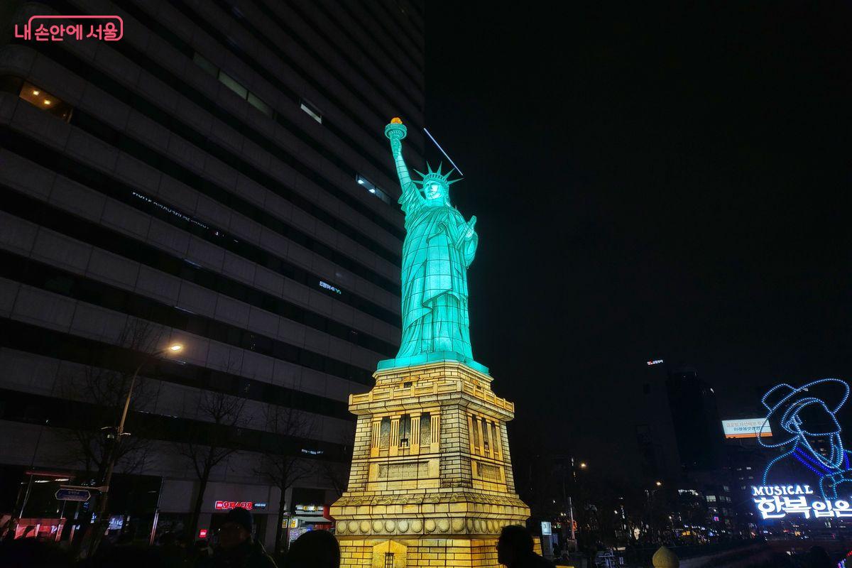 뉴욕 자유의 여신상이 청계천에도 자리 잡았다. &copy;이동영