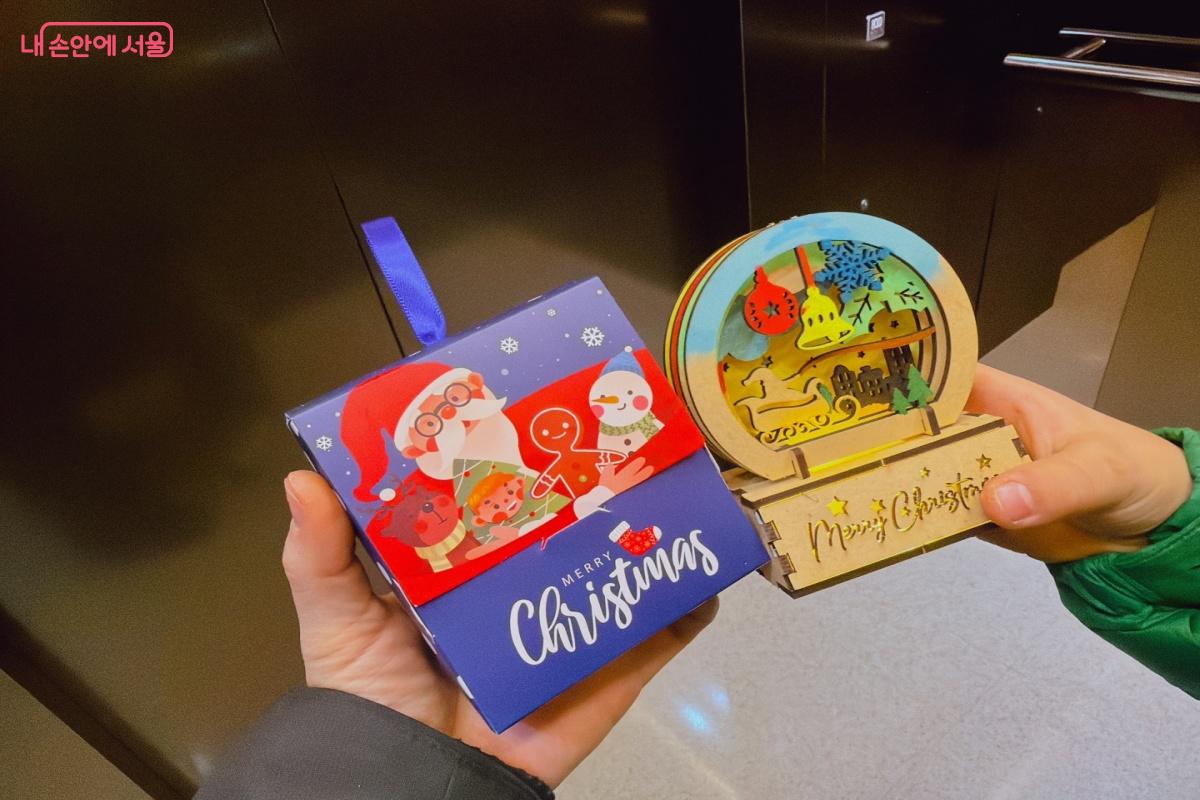 '한남플레이' 체험 프로그램에서 만든 무드등과 함께 받은 간식 ©노윤지