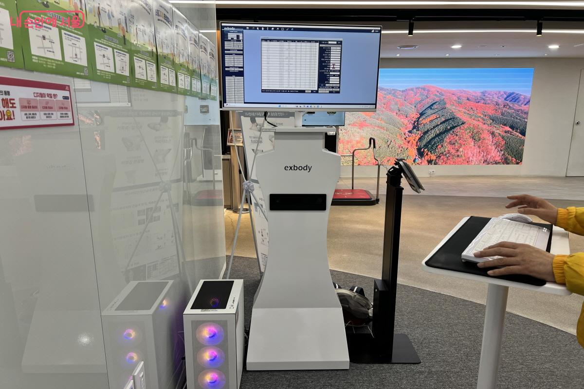 디지털 체형분석기. 신체 상태를 체크해 바른 자세 및 운동법 등을 알려준다. &copy;박지영 