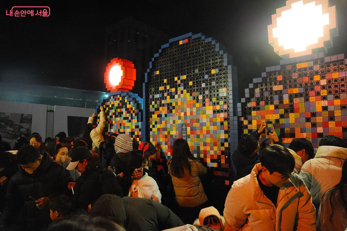 소원벽 뒤편에는 시민들이 타일에 작성한 소원들이 모여 &lsquo;빛의 소원&rsquo;이 된다. &copy;조수봉