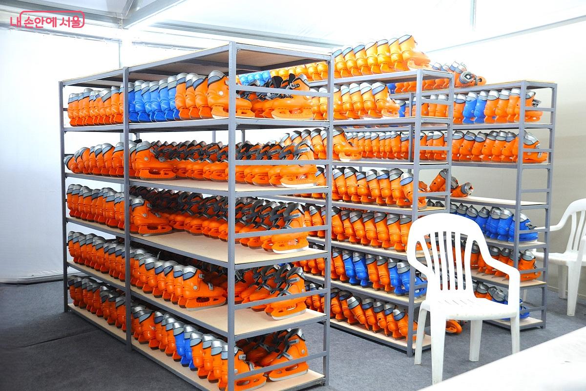 대여실에는 스케이트화가 사이즈별로 준비돼 있다. &copy;조수봉