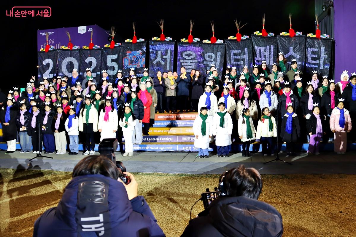 오세훈 서울시장과 시민 대표들이 무대에 올라 카운트다운을 외치며 축제의 대미 점등식이 진행되었다. &copy;정향선