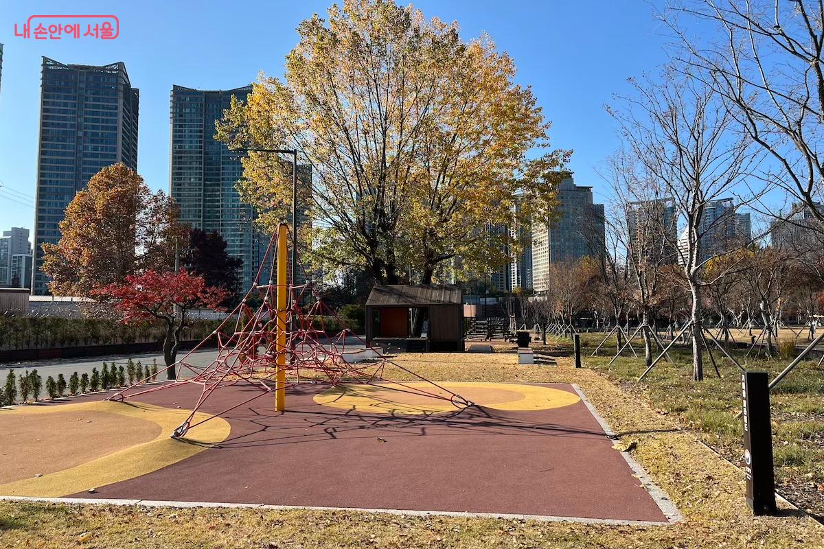 정글짐 등 다양한 놀이기구가 아이들을 기다리고 있다. ©김수겸