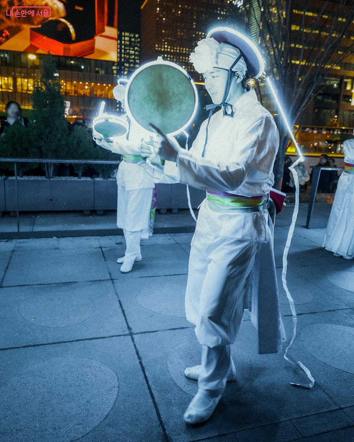 저녁 7시, &lsquo;판타지아 빛 퍼레이드&rsquo;가 이어지며 축제의 본격적인 서막이 올랐다. ⓒ김아름