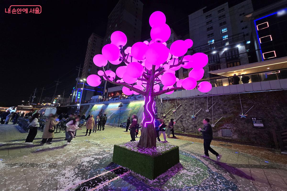 빛의 나무를 형상화하여 잔잔하고 따뜻한 풍경을 만드는 '화이트 매직 트리' ©이정민
