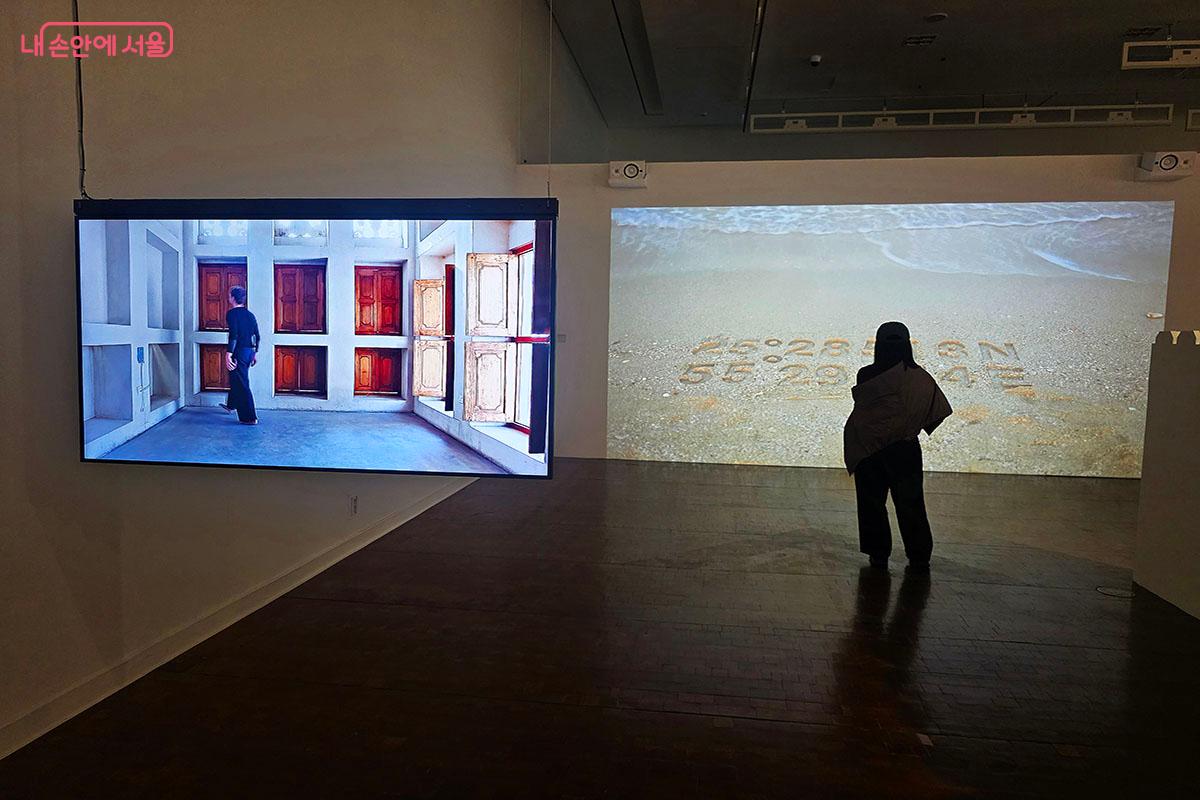 개인의 삶과 상실 이주에 대한 변화를 나타낸 영상과 모래가 사라지고, 파도가 부딪히는 경계를 미지의 세계로 바라본 영상 &copy;이정민