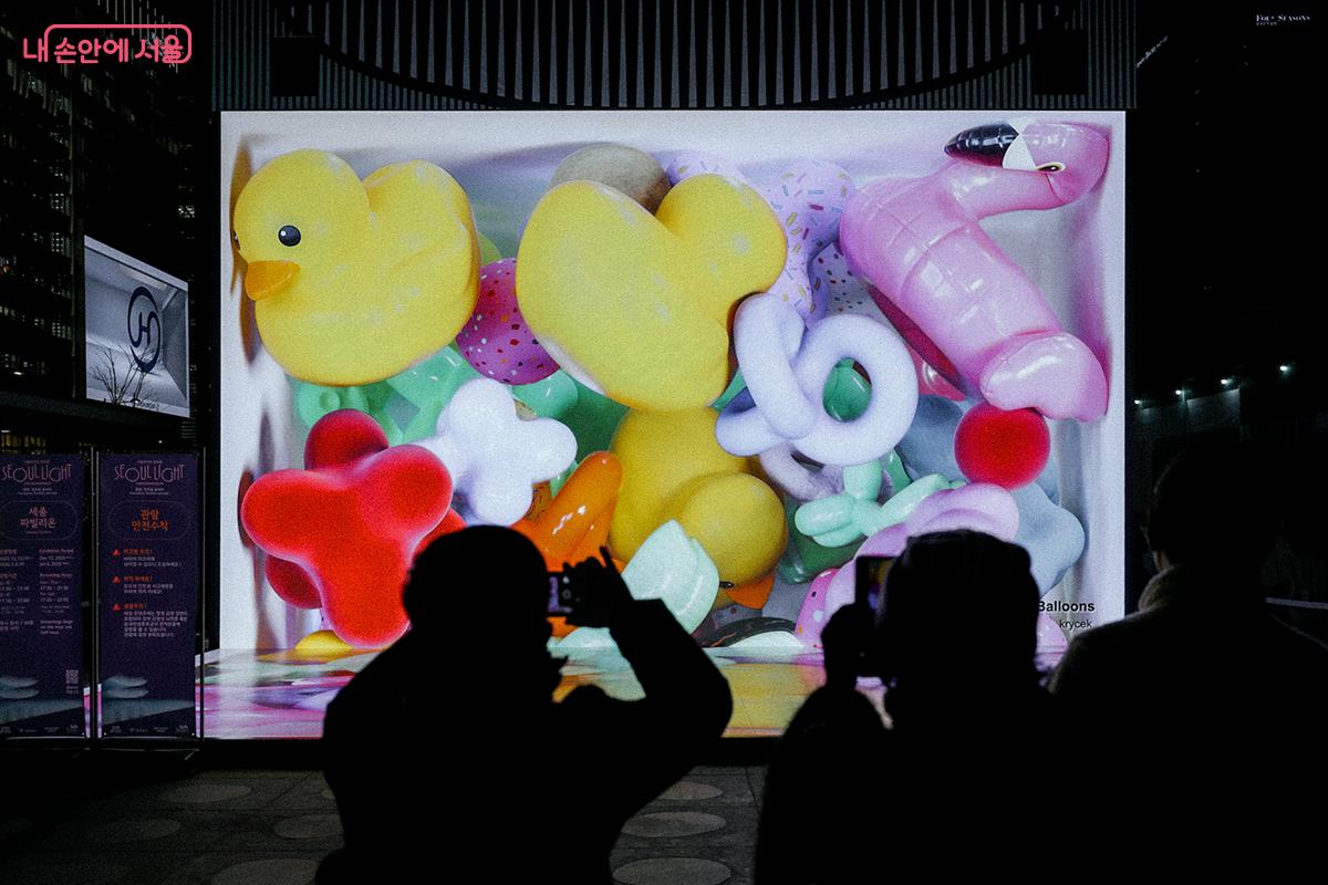 2025 서울라이트 광화문 국제공모의 5개 입선작이 상영되고 있으며, 시민 투표로 수상작이 선정된다. ⓒ김아름