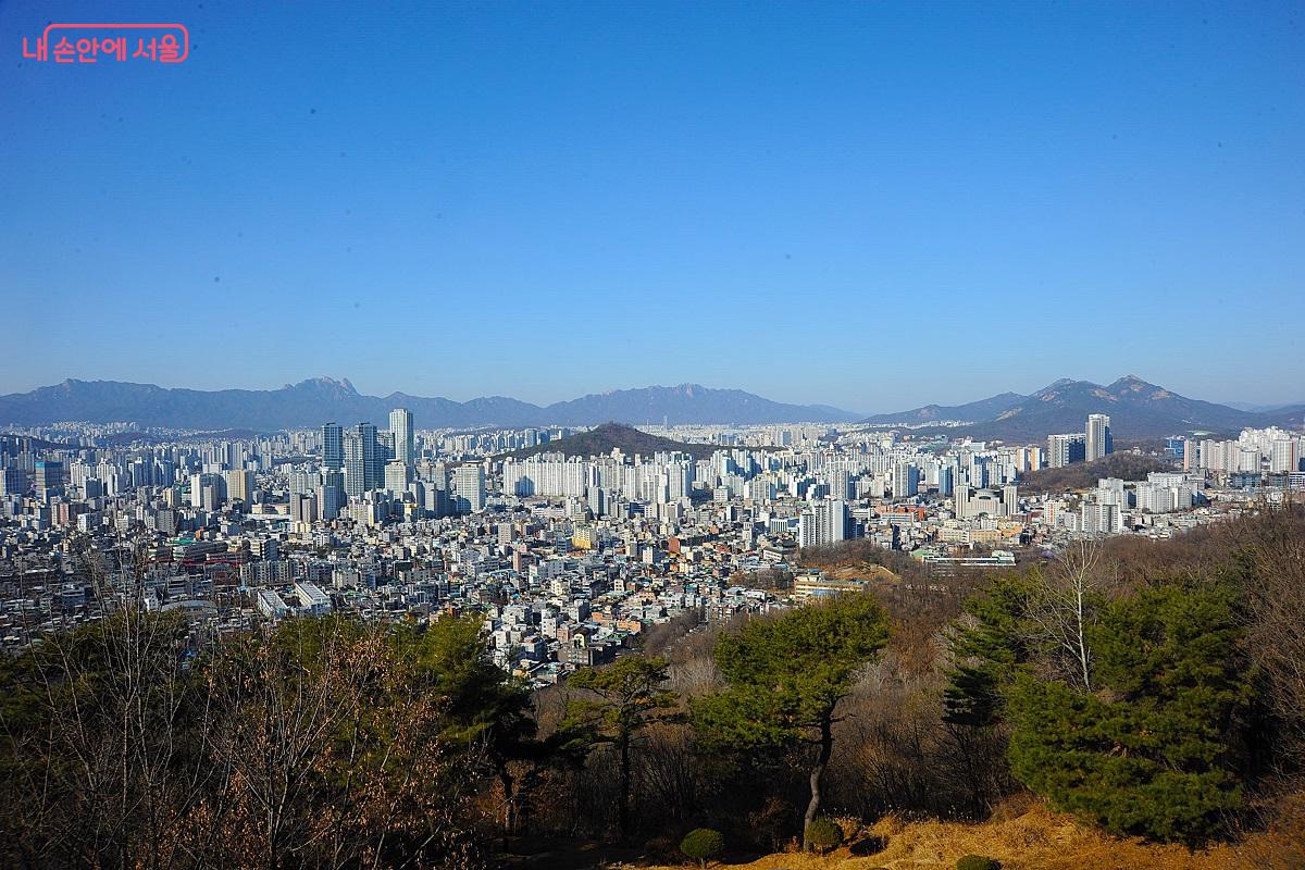 중랑전망대에서의 서울 동북부 조망 &copy;조수봉