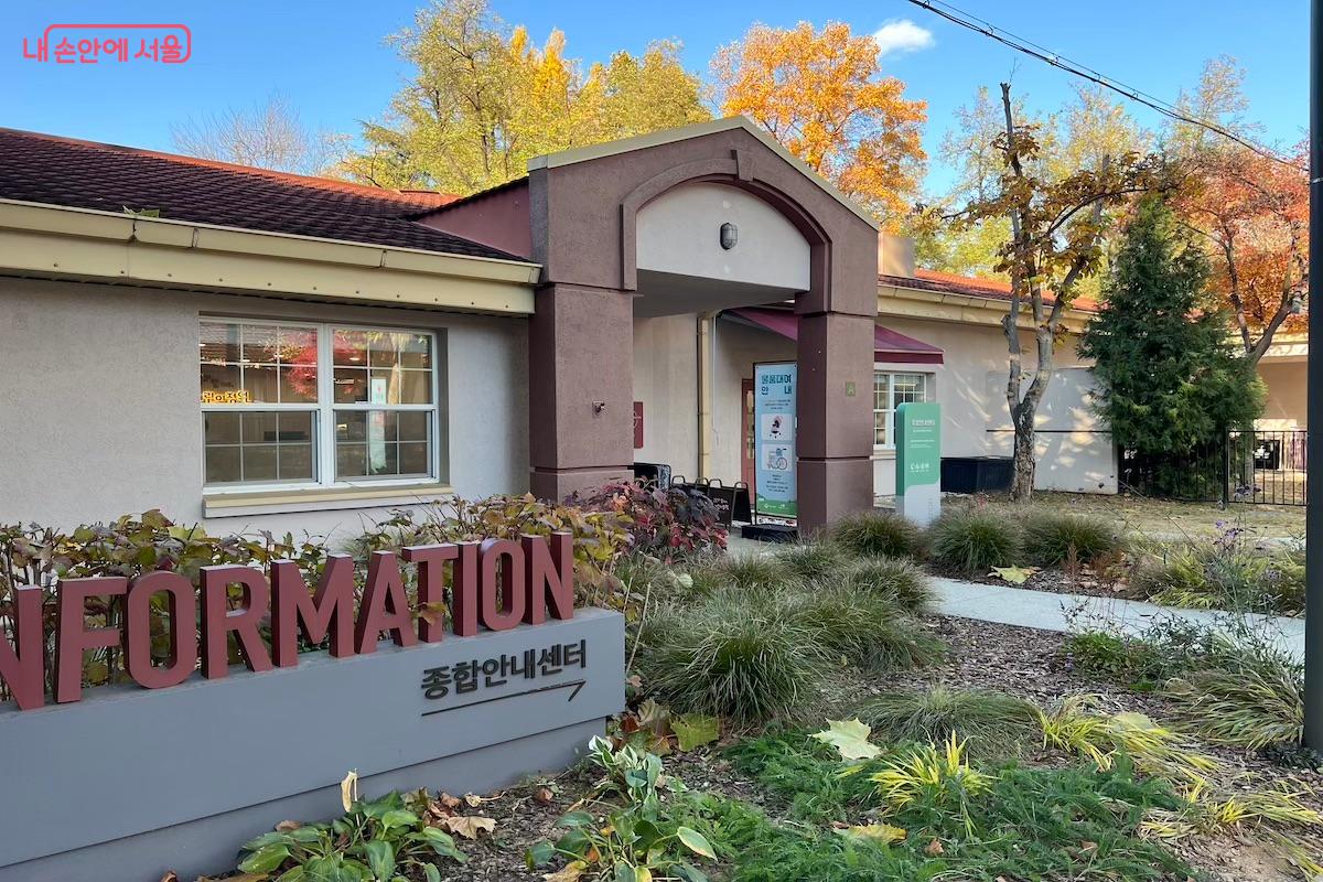 주출입구에서 가이드라인을 따라 종합안내센터로 이동한다. ©김수겸