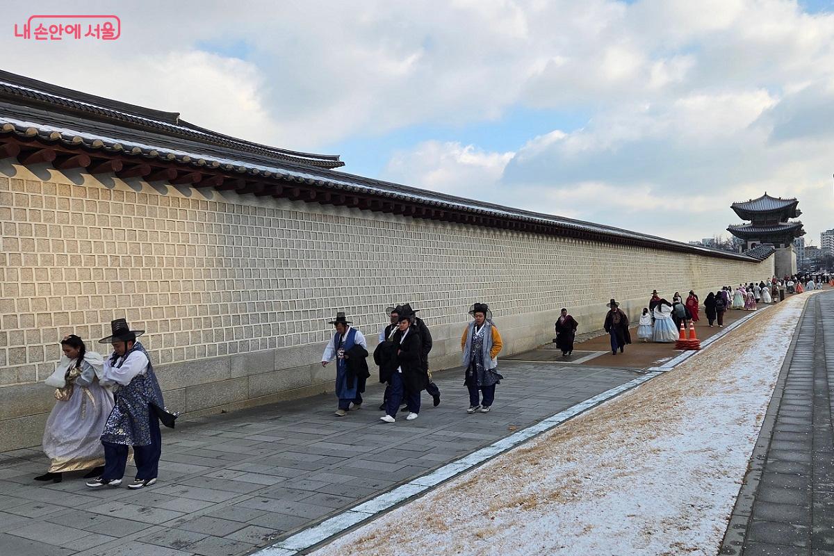 한복을 곱게 차려입은 외국인들이 경복궁 담장을 따라 서촌으로 향하고 있다. &copy;이상돈