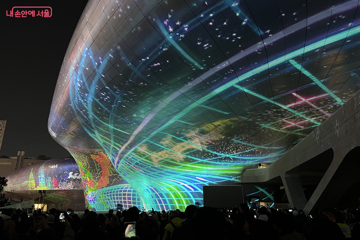 DDP에서 펼쳐진 화려한 &lsquo;미디어파사드&rsquo; &copy;김경선