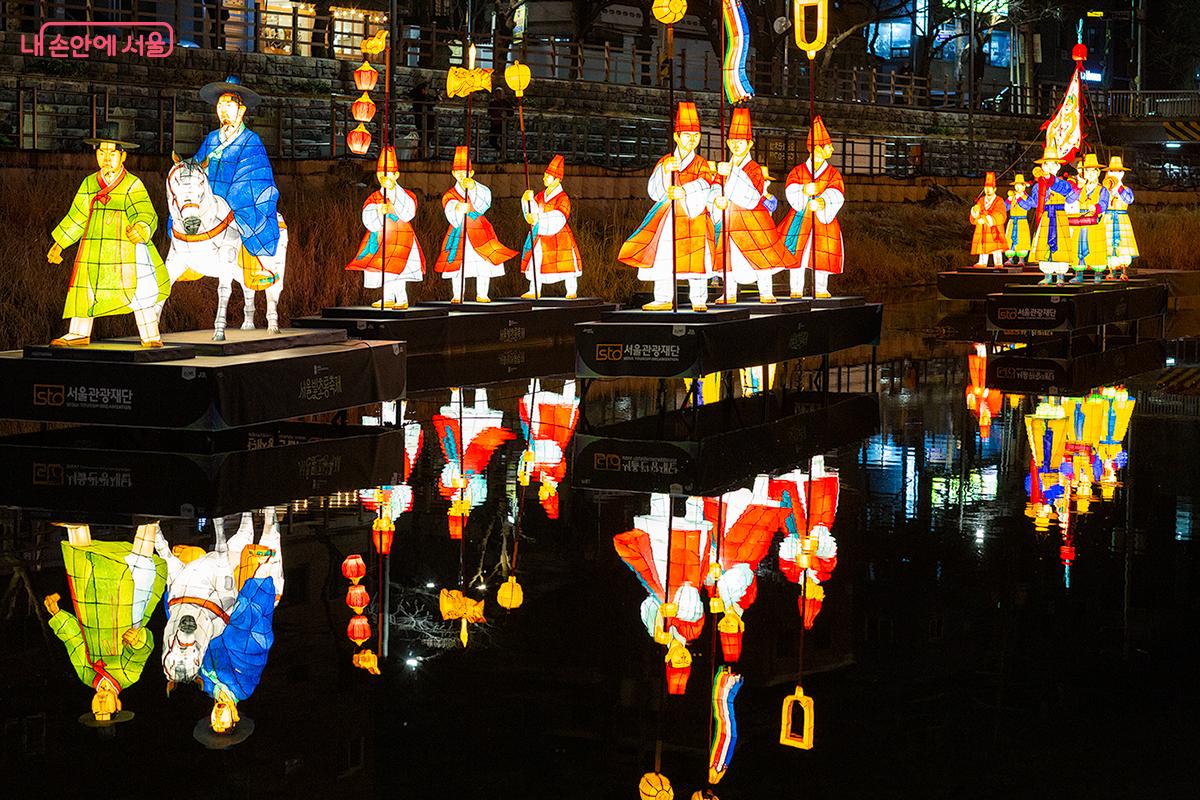 서울에서 열리는 빛초롱축제장은 흥겨움과 화려함이 넘실댄다. &copy;문청야
