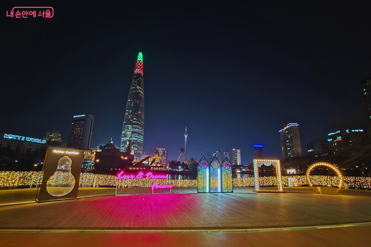 롯데월드타워를 배경으로 펼쳐진 서호 데크의 환상적인 빛 풍경 &copy;양정화