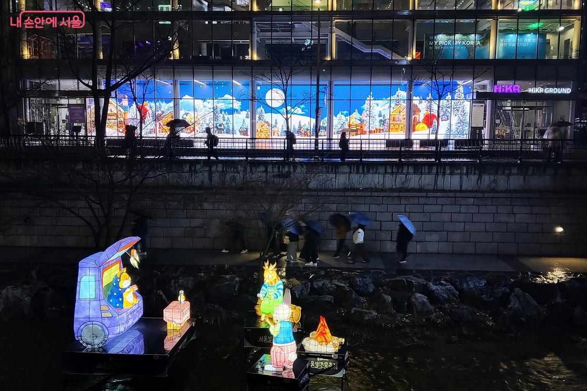 빛으로 만나는 장식과 전세계 여행자들을 위한 하이커그라운드가 보인다. &copy;권수진