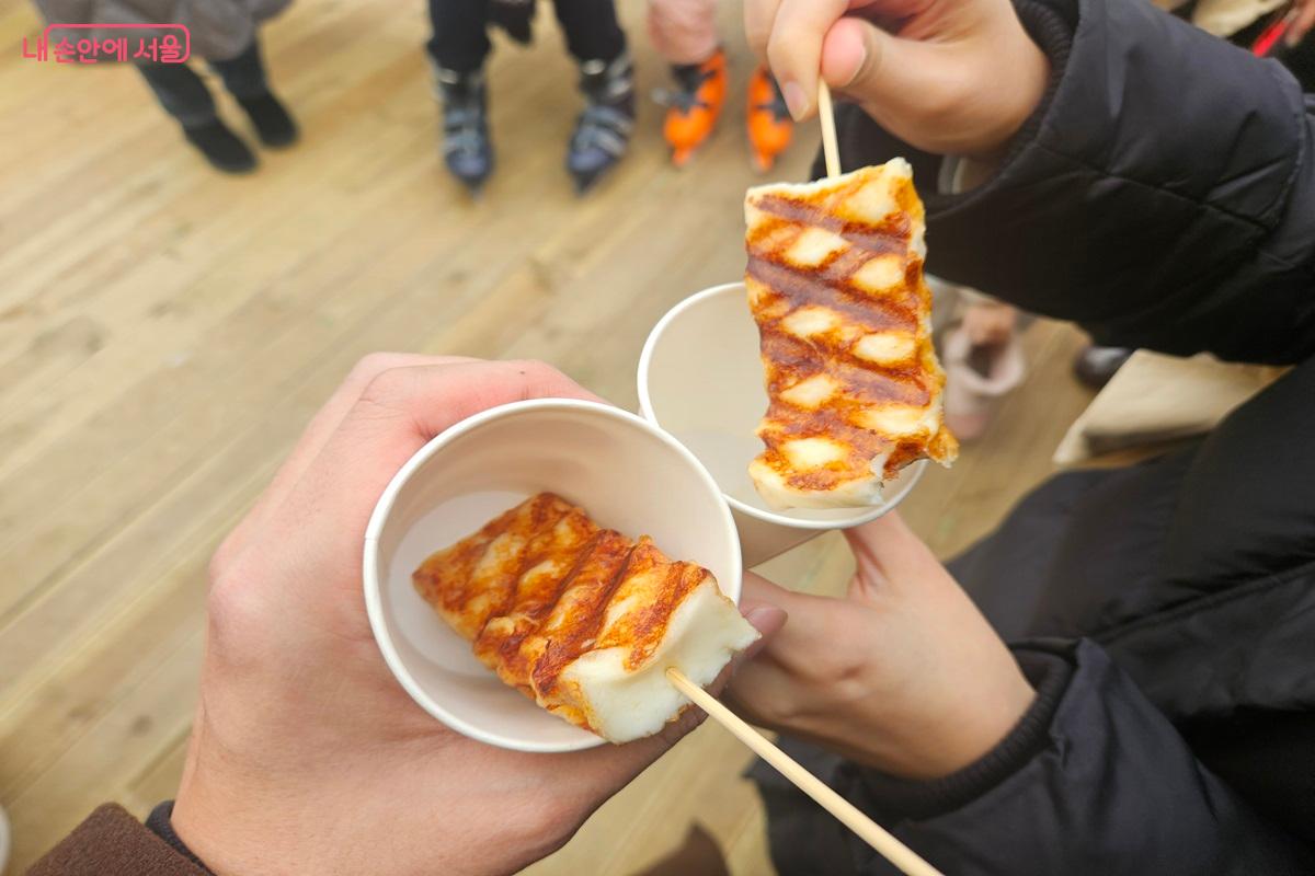 고소한 냄새를 참을 수 없어 치즈를 구입해 보았다. &copy;김진호