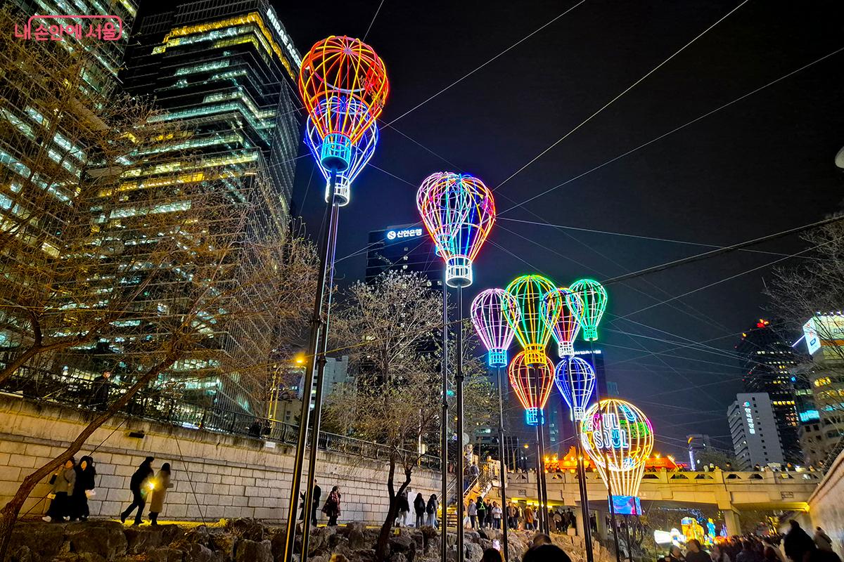 올 한해 큰 인기를 끈 '서울달'을 형상화한 LED 기구가 서울의 밤하늘을 밝힌다.
