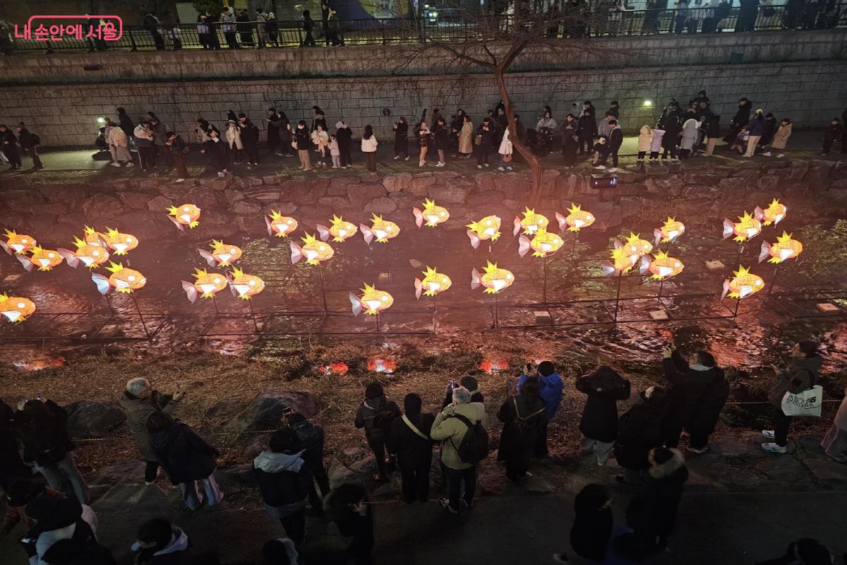 포켓몬 잉어킹 조형물이 청계천 물길을 따라 이어지며 축제 분위기를 더하고 있다. &copy;김도희