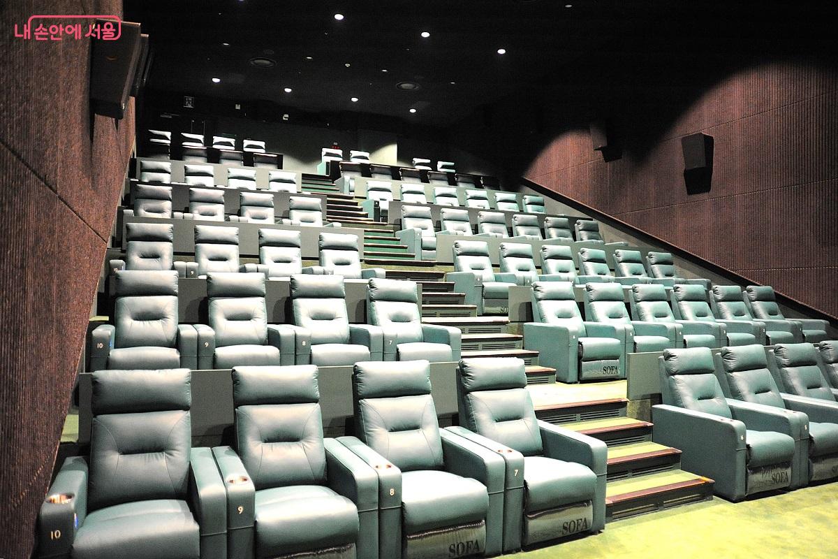 5·6층에 걸쳐 조성된 ‘상영관3’에는 리클라이너석을 설치했다. ©조수봉