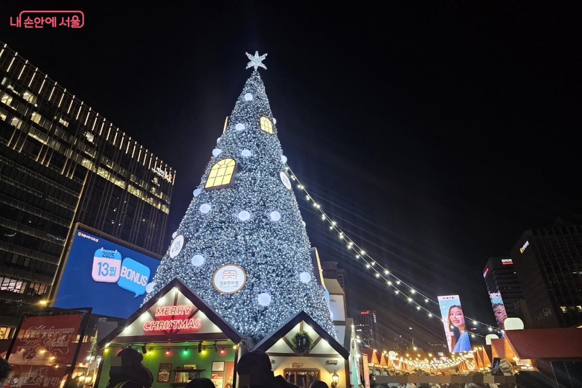 ‘산타마을 빌리지’ 출구에 설치된 크리스마스트리와 포토존 ©김도희
