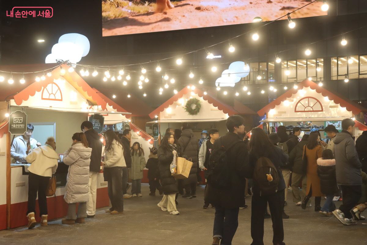 수많은 시민들로 북적거린 크리스마스 마켓.