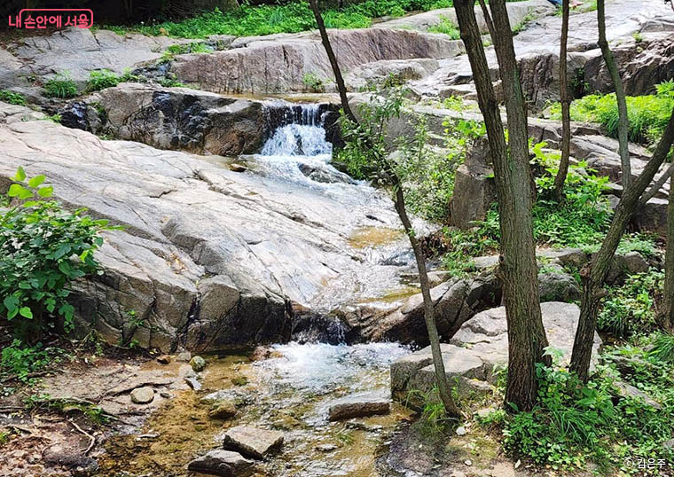 인왕산 기슭의 수성동 계곡