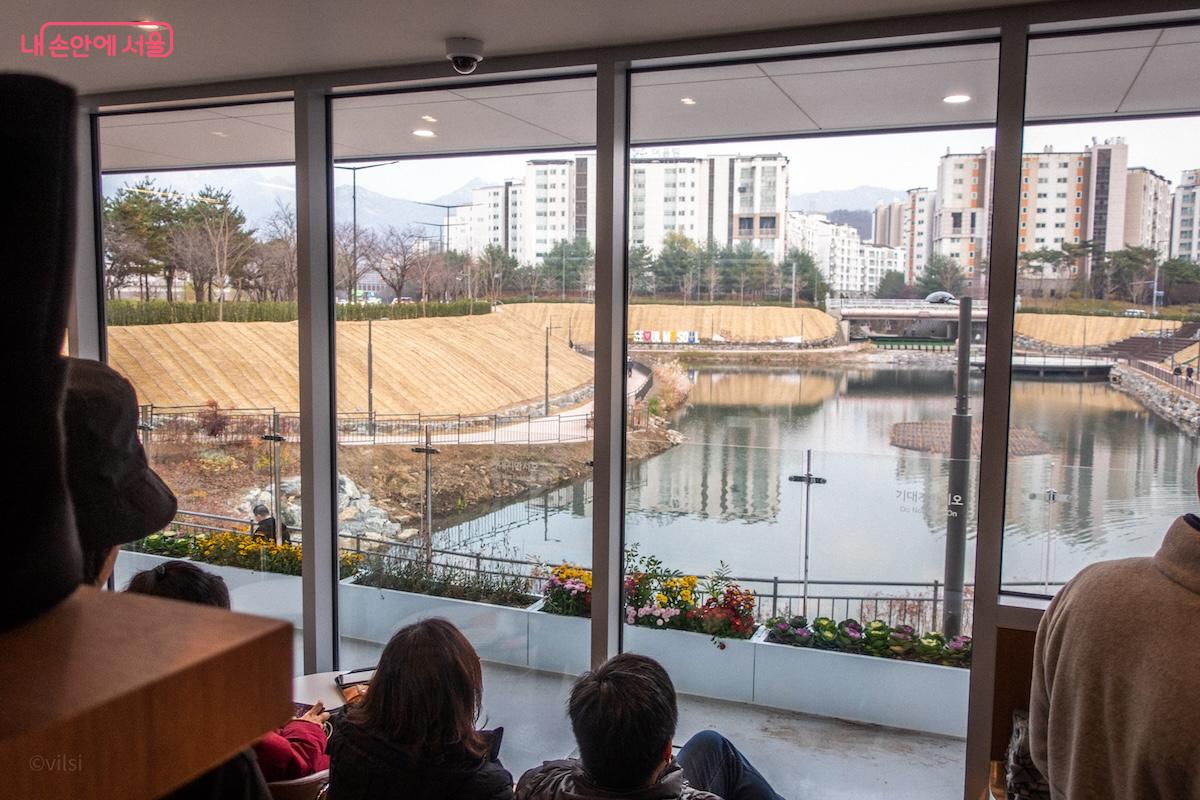 카페 내부에서도 유수지 전망을 볼 수 있도록 전면부 통창을 설치했다. &copy;이진형