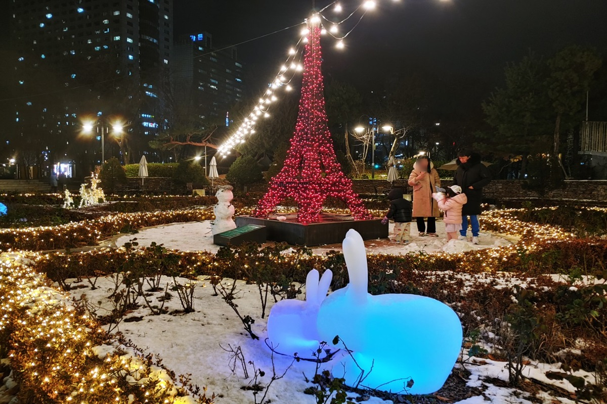 동화 같은 풍경에 반하다! '빛 축제&middot;초대형 트리'&hellip;연말 분위기 명소들
