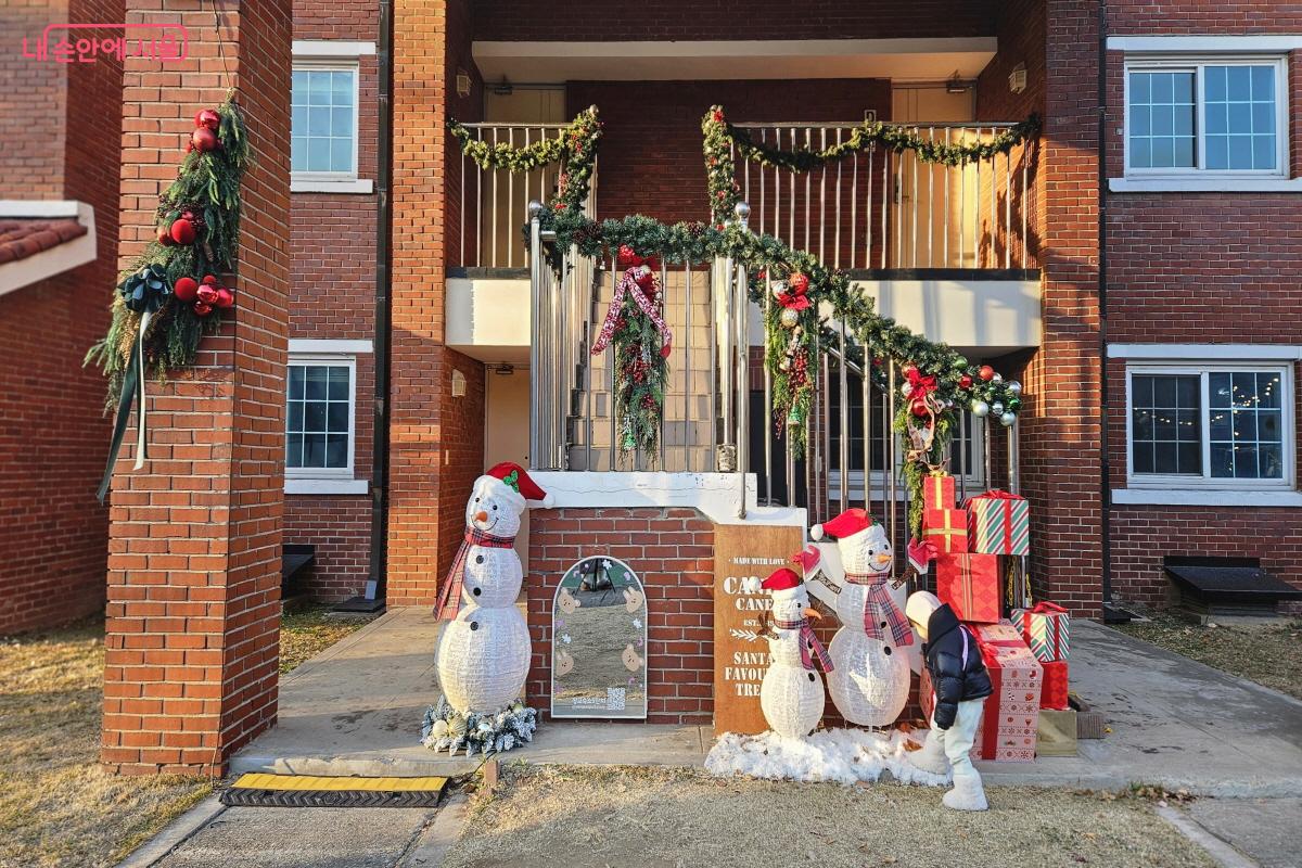 계단 앞에도 예쁜 소품들이 한가득이었다. ©이선미