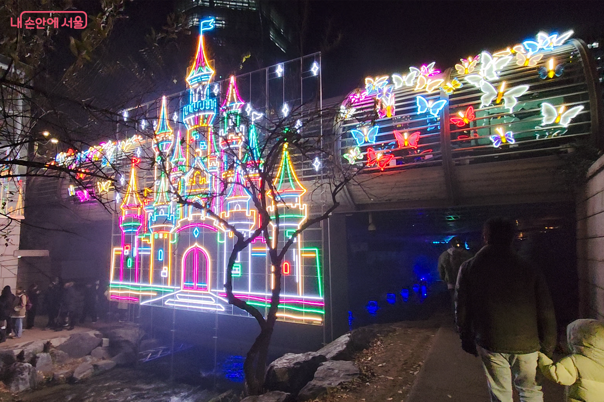 마법의 성을 찾듯이 아이들은 이곳을 지날 때  발걸음이 즐겁다.&copy;장미화