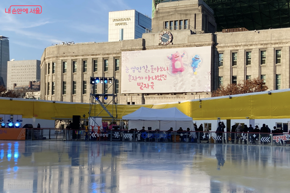 ‘윈터링(Winter Ring)’을 주제로 새롭게 단장된 노란빛 링의 스케이트장 ©김경선