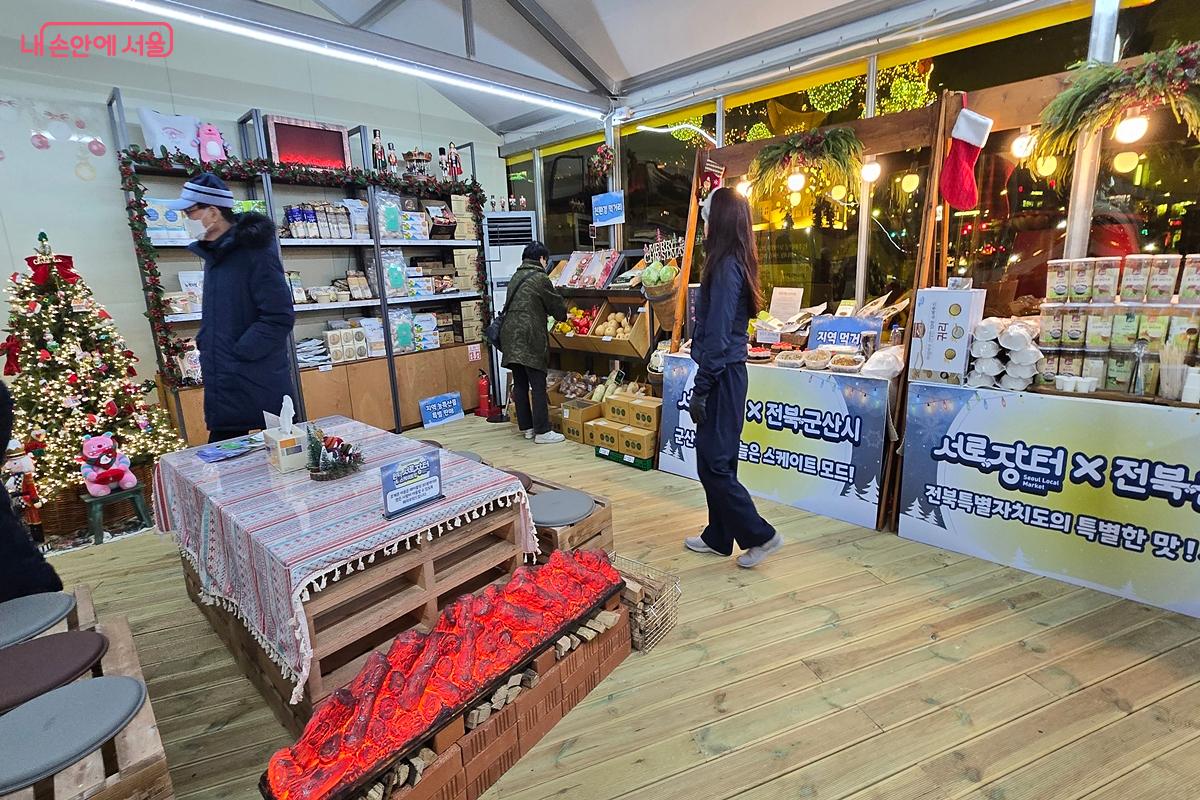 '서로장터(로컬마켓존)'에도 휴게시설이 있다. &copy;김윤경