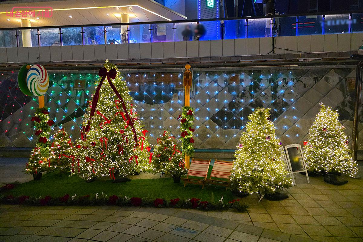 크리스마스 트리와 장식으로 꾸며진 포토존 ©이정민