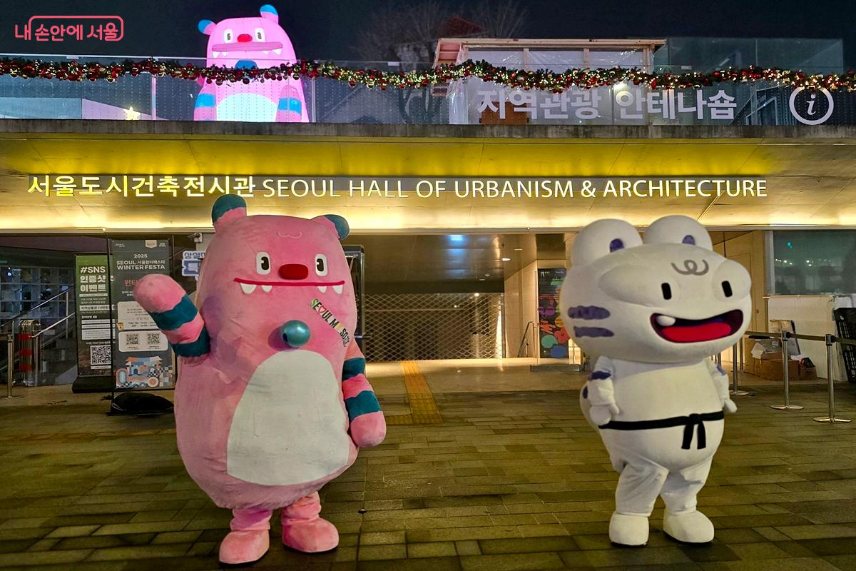 이날은 해치가 지역관광 안테나숍에 나타났다. 12월 25일은 청계천으로 예정돼 있다. &copy;김윤경