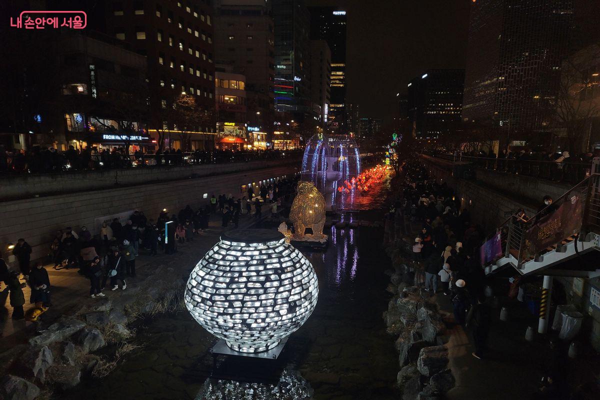 다리 위에서 만나는 &lsquo;2025 서울빛초롱축제&rsquo; 모습 &copy;이동영