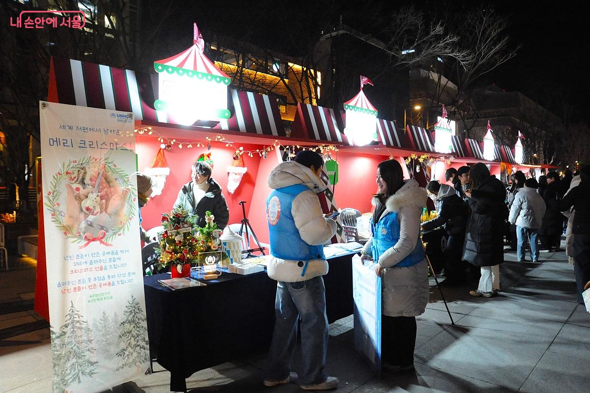 광화문 마켓 1구역의 파트너 부스에 많은 관람객이 모였다. &copy;조수봉