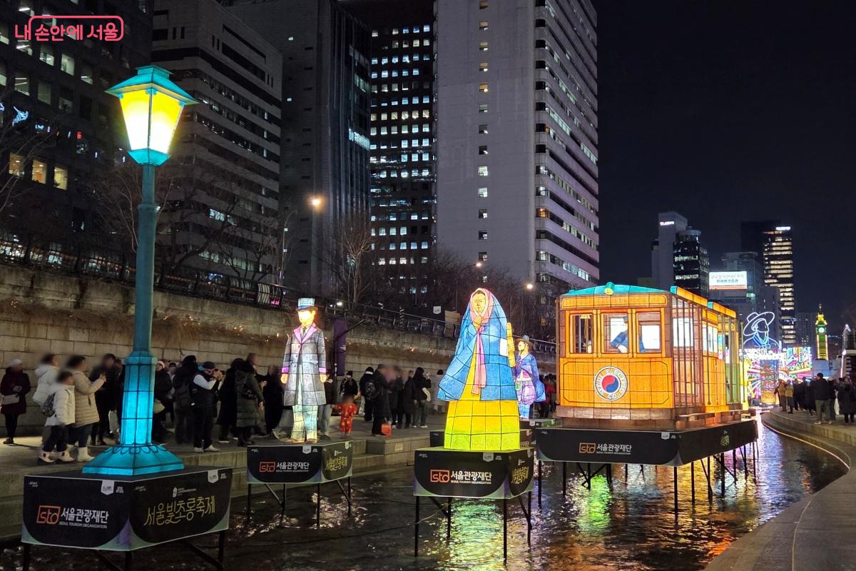 대한민국 첫 대중교통이었던 전차를 한지 등으로 연출했다. &copy;김미선