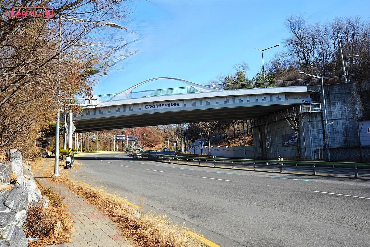 &lsquo;소통의 문&rsquo;에서 구름다리인 &lsquo;낙이망우교&rsquo;를 건너면 &lsquo;중랑망우공간&rsquo;에 도착한다. &copy;조수봉