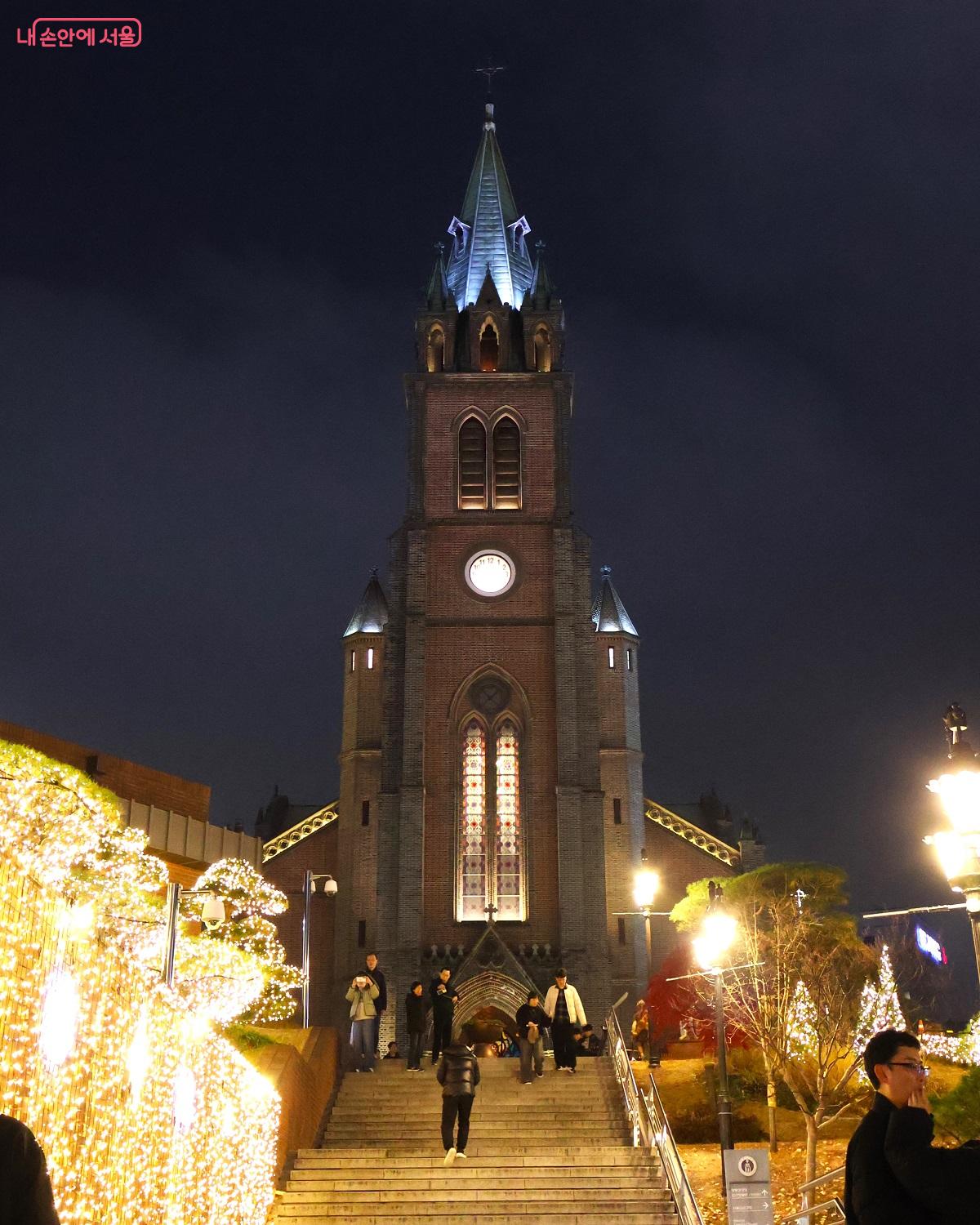 거리의 화려함에서 잠시 벗어나 성당 앞에서 고요히 머물고 있는 시민들 ©이봉덕