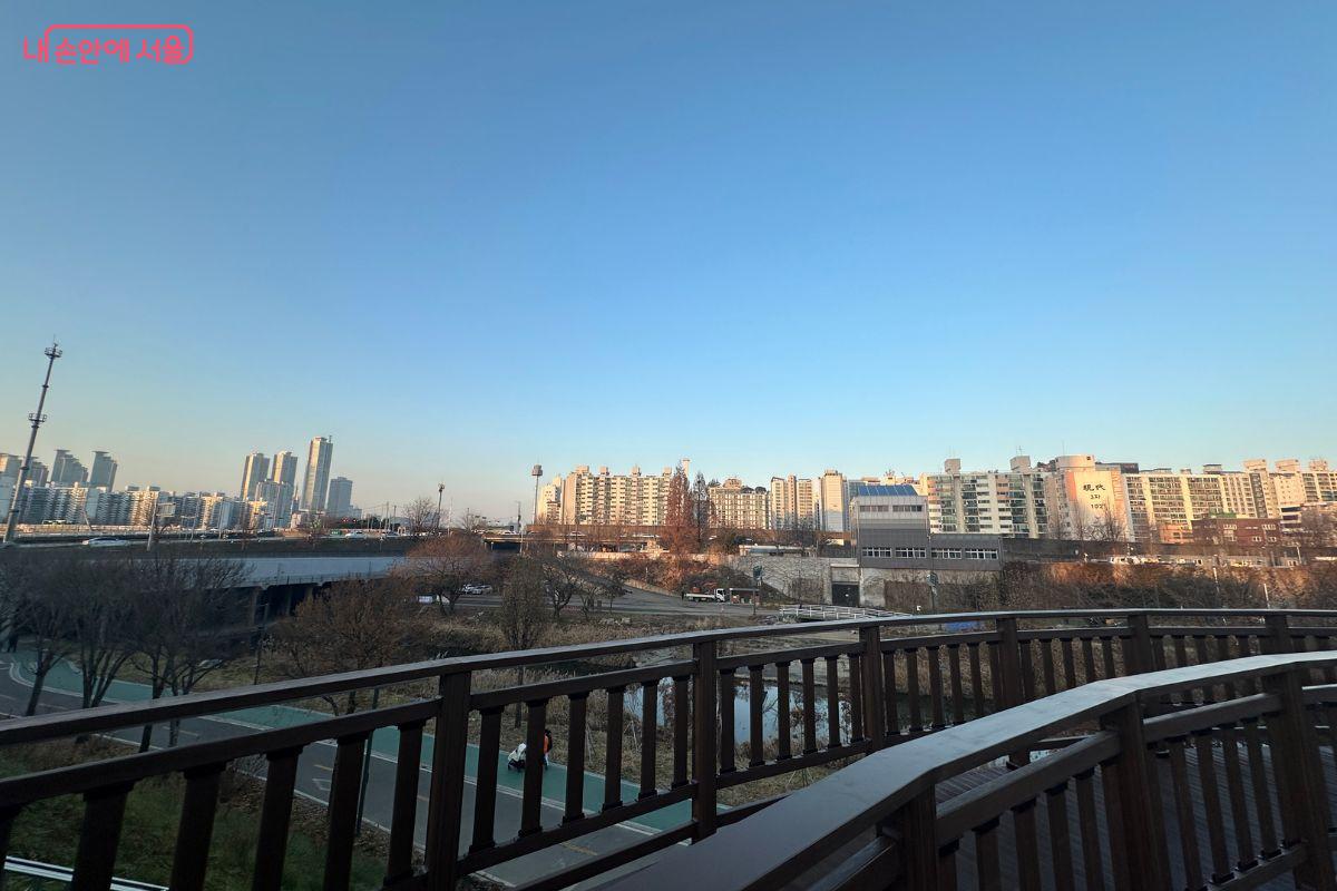 데크길 제일 위로 올라가면 전망대가 있다. &copy;김재형