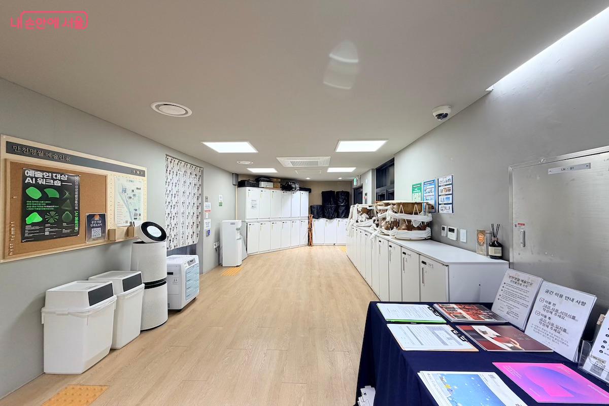 '만천명월예술인가'의 지하 1층 연습실. 큰 거울이 있어서 무용 연습을 하기에도 좋다. &copy;이종빈